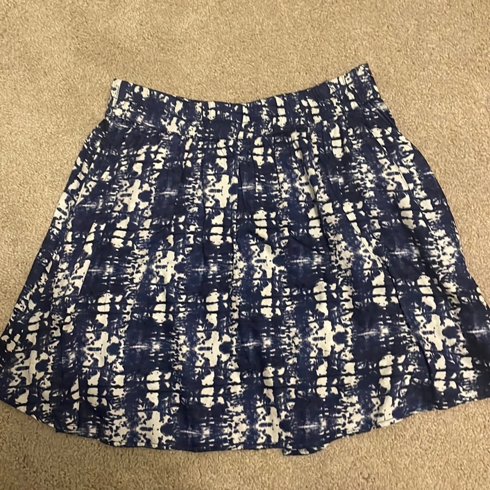 H&M skirt Size 40-fits me and I am a 28/29 waist.